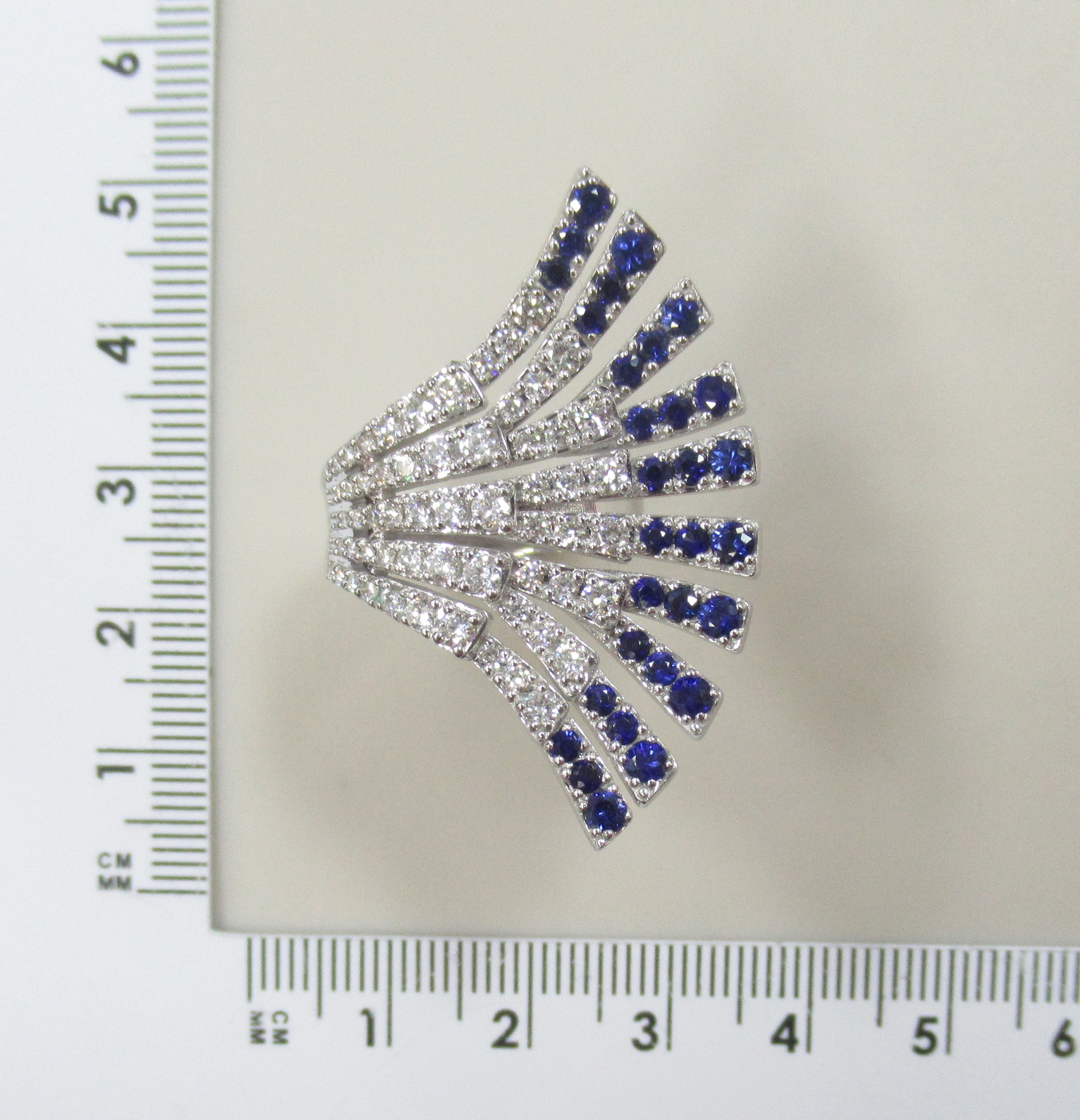 Кольцо из бедлого золота с сапфирами